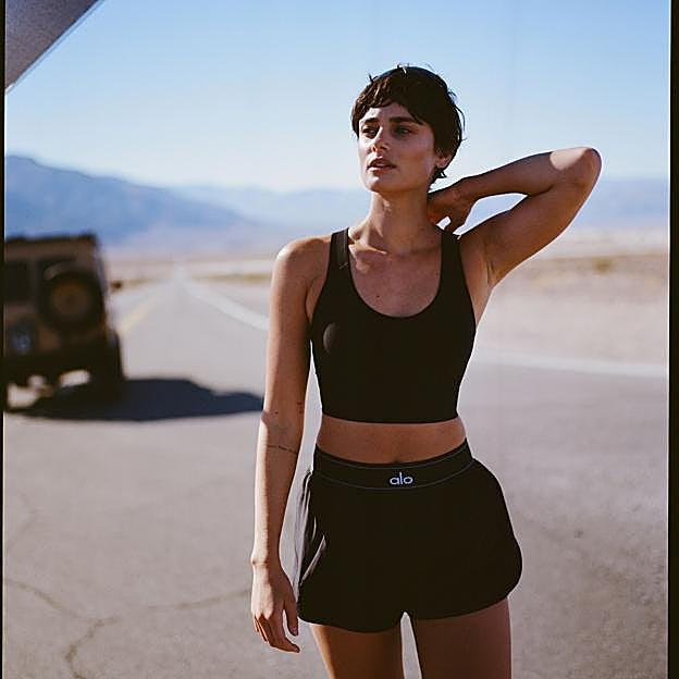 Mujer haciendo ejercicio al aire libre. 
