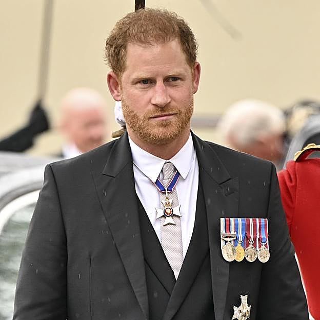La caída en desgracia del príncipe Harry: desconsolado y solo por el ingreso de su padre, denuncias de acoso y críticas a Meghan