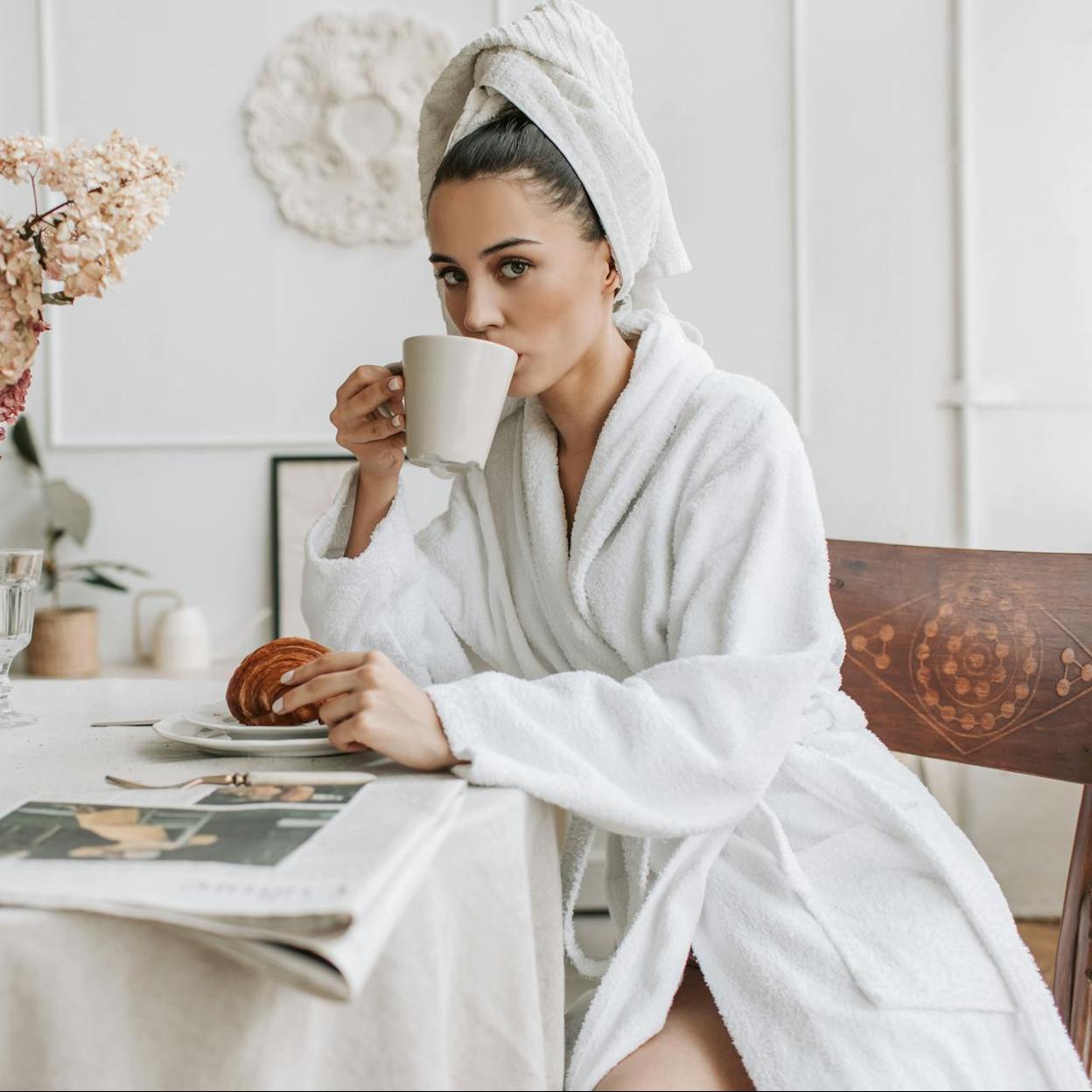 Mujer tomando el desayuno.