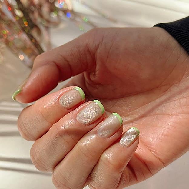 Manicura francesa verde con glitter tendencia