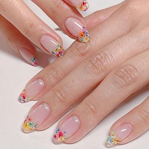 Manicura francesa con dibujos de flores para primavera