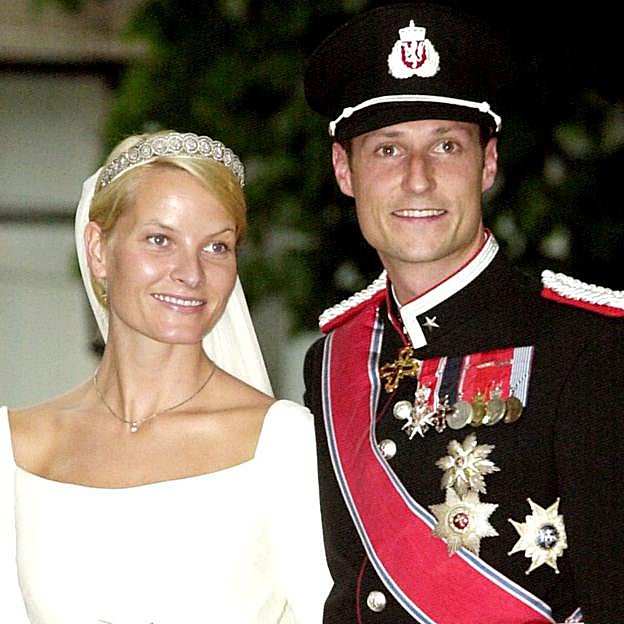 Mette-Marit en su boda con tiara.