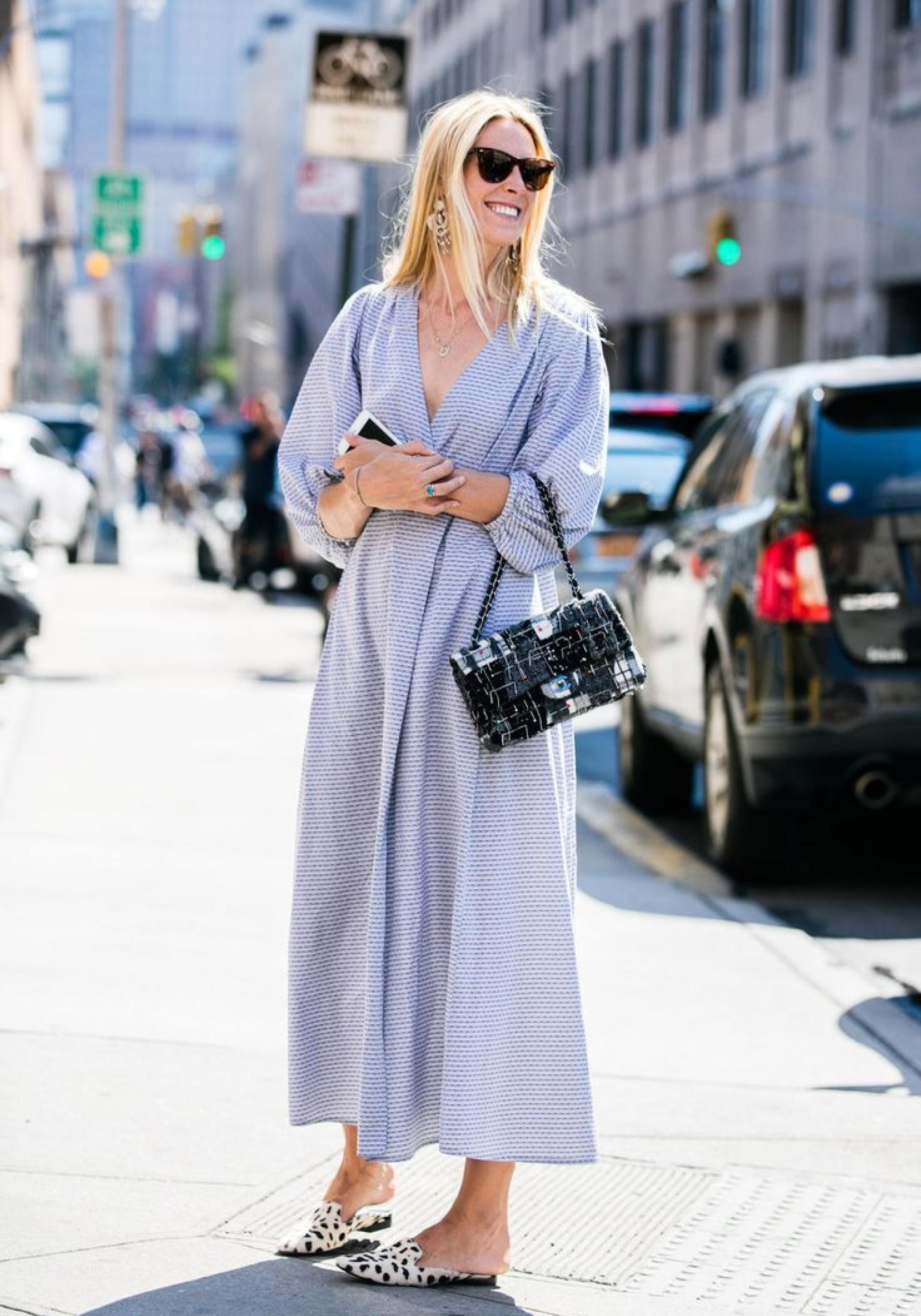 Influencer mayor de 50 con vestido estampado