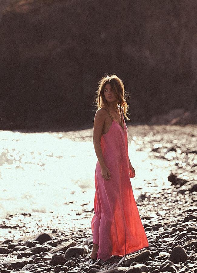 Imagen - Vestido midi en color rosa con descuento en Zara.