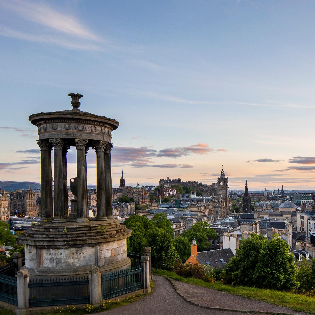 El primer término, el momnumento a Dugald Stewart situado en Calton Hill, la colina situada en el extremo este de Edimburgo desde la que se disfruta de unas vistas inigualables de la ciudad.