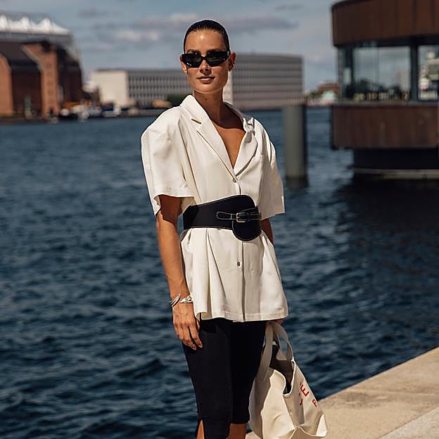 Las blusas blancas más especiales de la temporada para llevar con vaqueros como las francesas