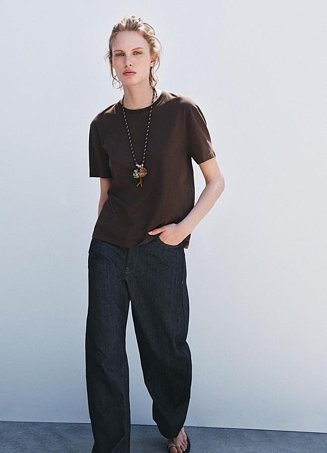 Imagen - Camiseta básica de manga corta en marrón de Zara.