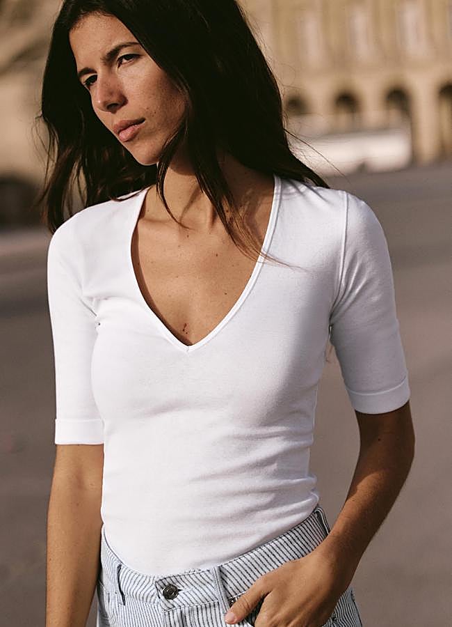 Imagen - Camiseta en blanco con cuello en pico de Zara.
