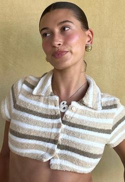 Imagen secundaria 2 - Hailey Bieber luce el collar con la letra B.