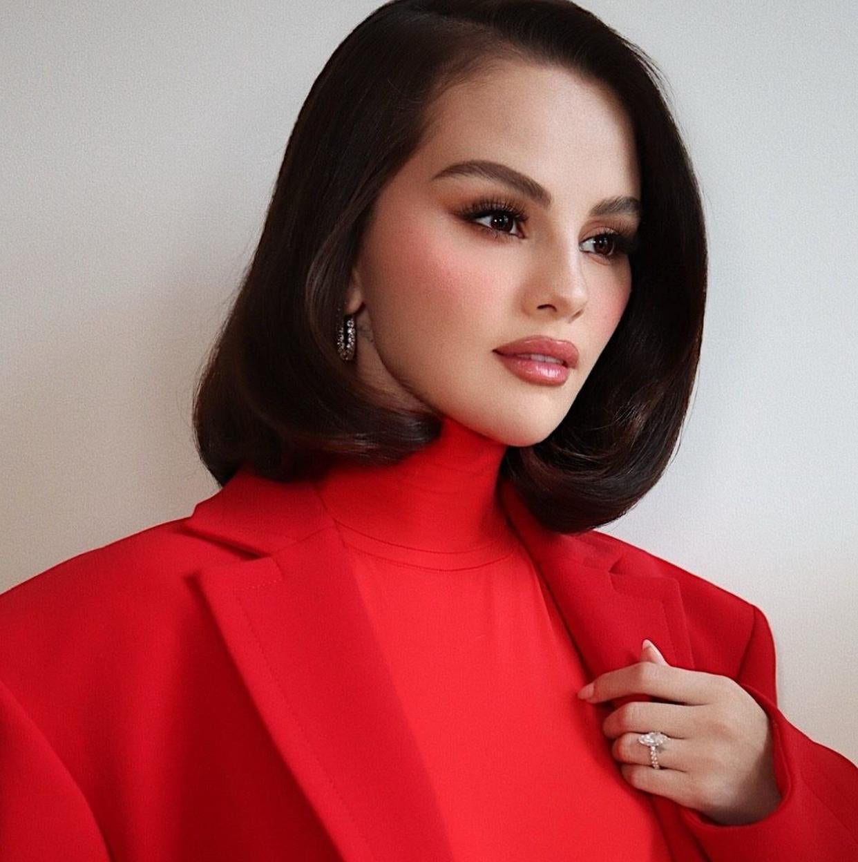 Selena Gomez con un maquillaje luminoso.