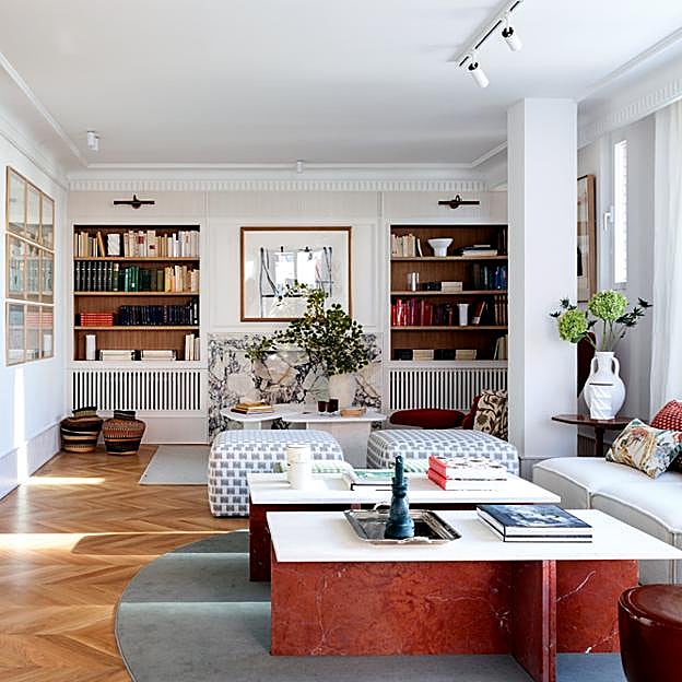 Vista de salón, con librerías a medida y mesas de centro Alicante (llamadas así porque el rojo de las patas es mármol alicantino), de Pilsferrer Casa. 