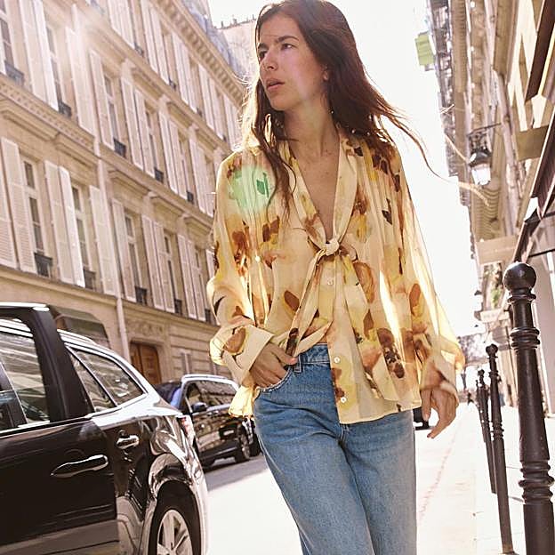 Estas son las blusas estampadas que no pueden faltar en tu armario de primavera