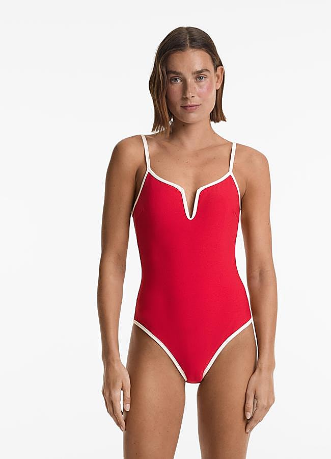Imagen - Bañador en color rojo con escote en pico de Oysho.