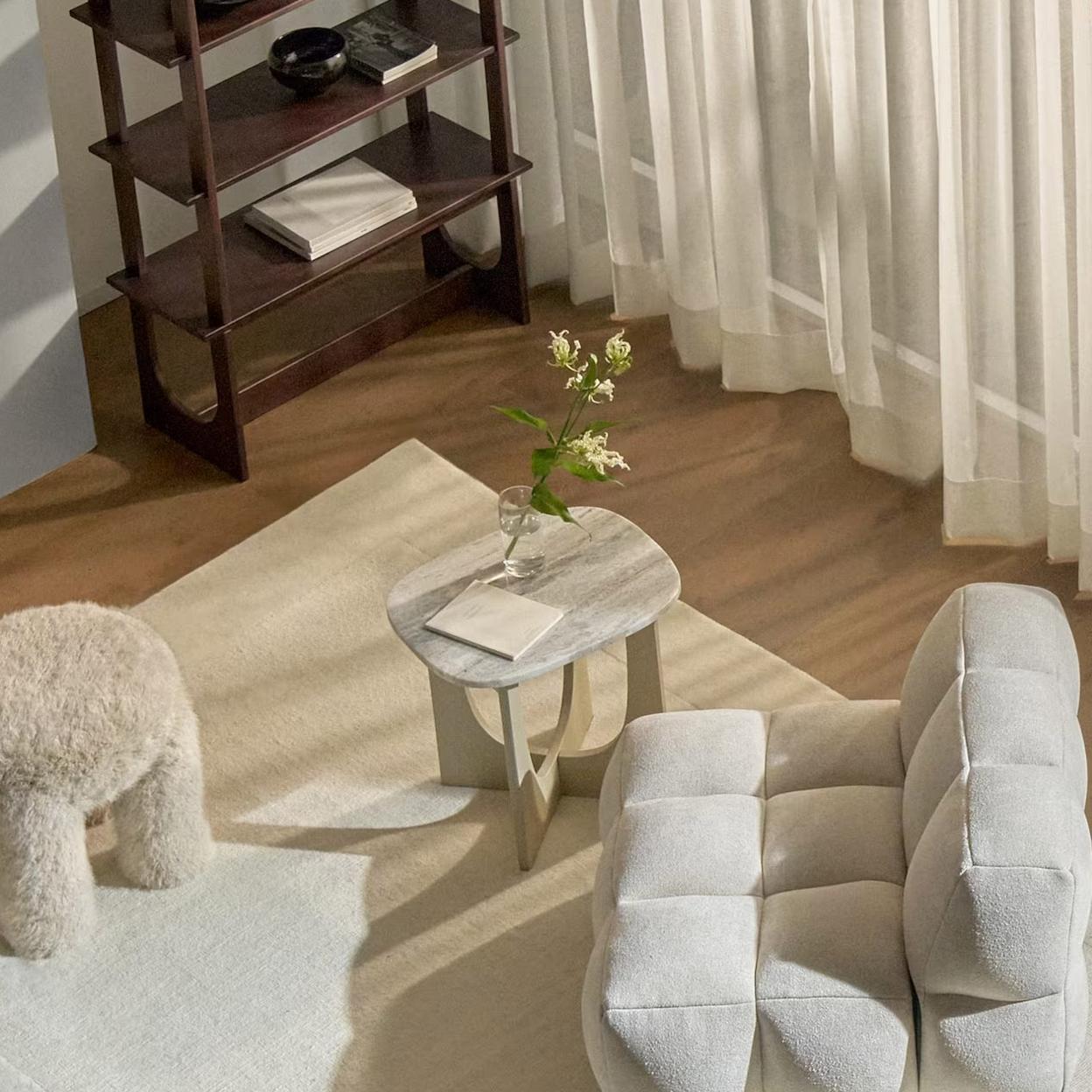 Mesa auxiliar de mármol y madera de pino de H&M Home (229 euros), también disponible en marrón.