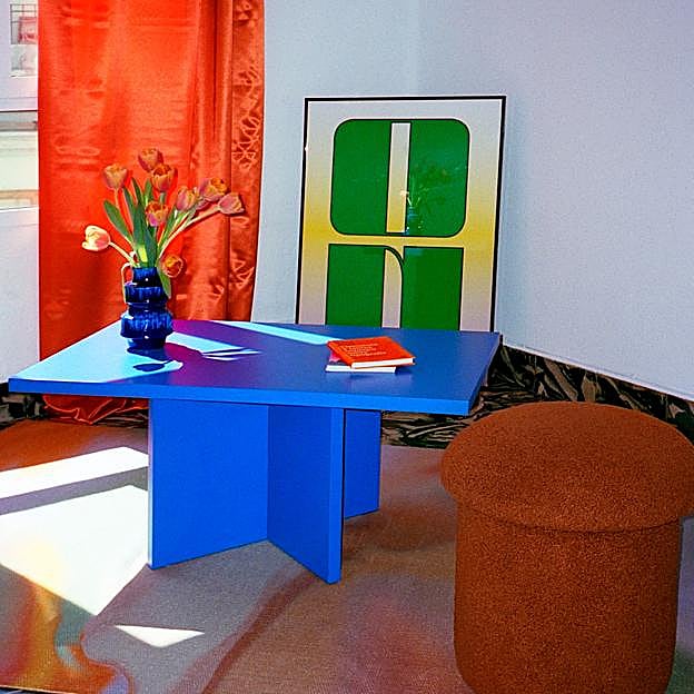 Imagen principal - Mesas de colores estilo Memphis de H&M Home (259 euros).