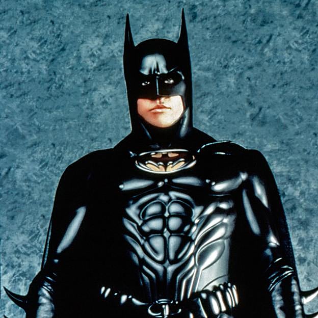 Val Kilmer, caracterizado como Batman. 