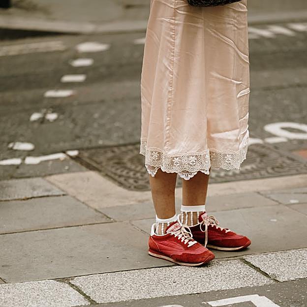 Los modelos de zapatillas tendencia favoritos de las influencers en el street style