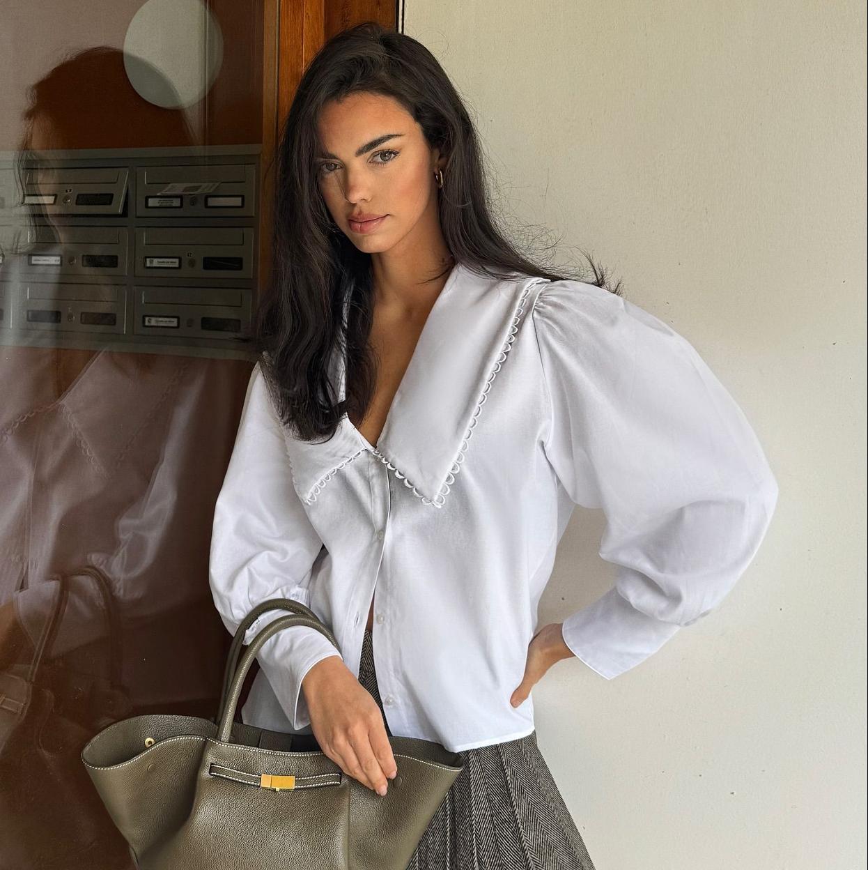 Influencer con blusa peter pan