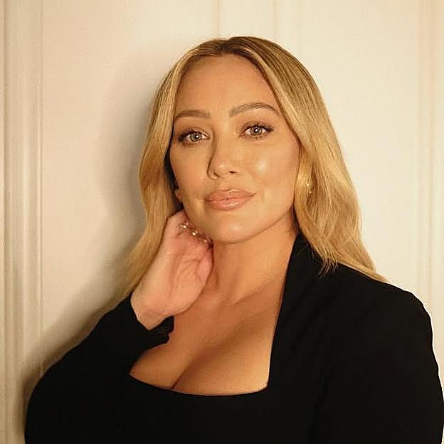 Hilary Duff con maquillaje piel de mantequilla