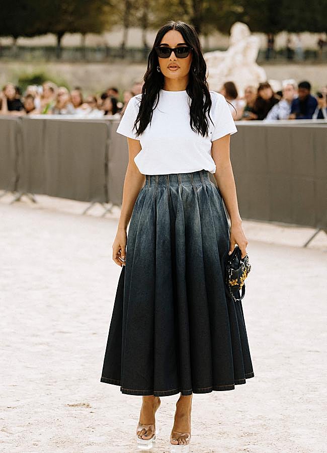 Imagen - Mujer con camiseta básica y falda de vuelo/LAUNCHMETRICS SPOTLIGHT