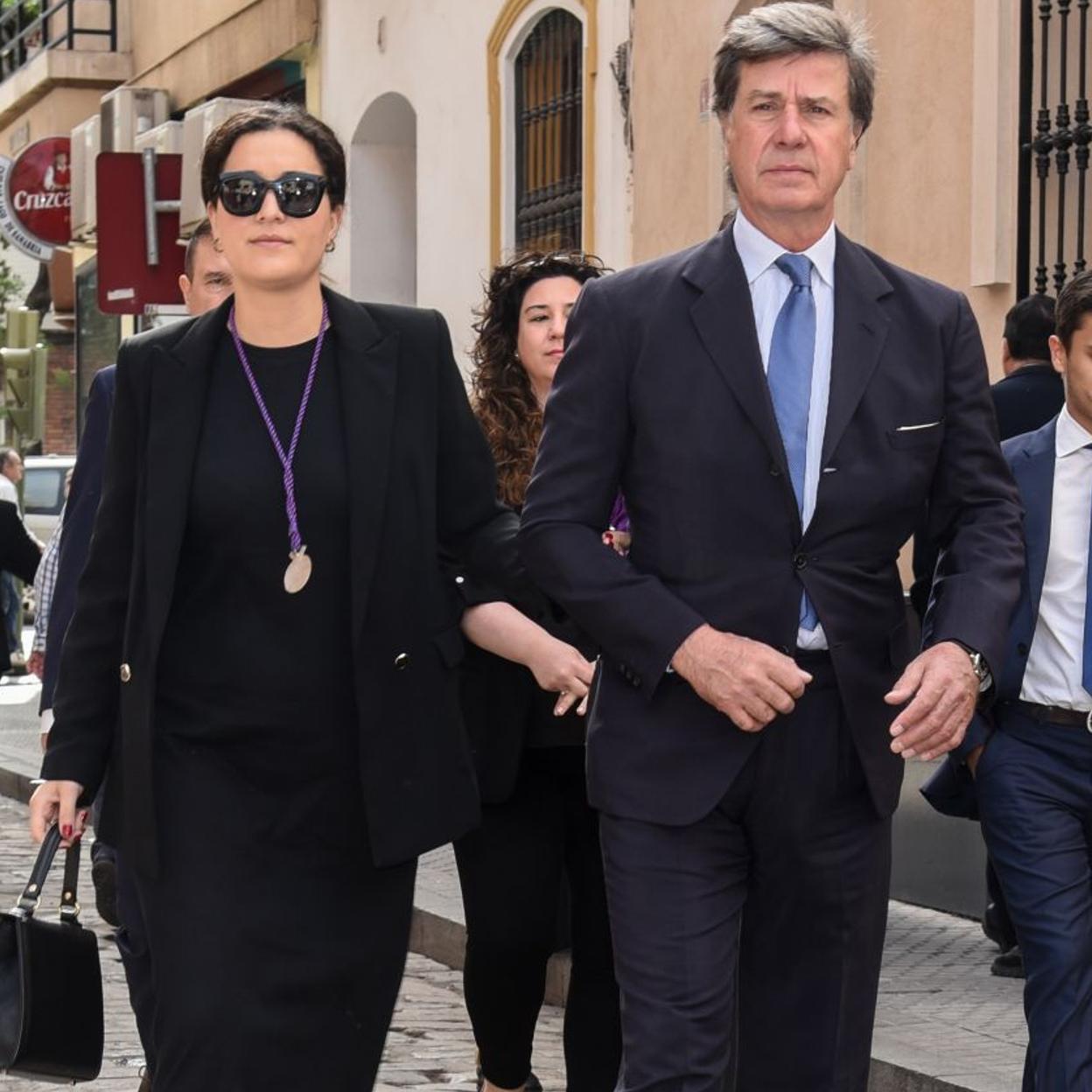 Cayetano Martínez de Irujo con Bárbara Mirjan, en la Semana Santa sevillana. 