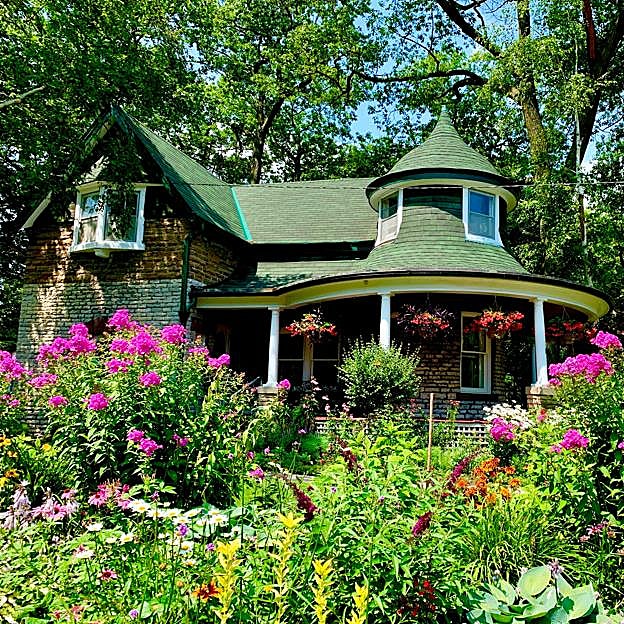 Los consejos de cuatro expertos en plantas para tener la terraza y el jardín más bonitos esta primavera