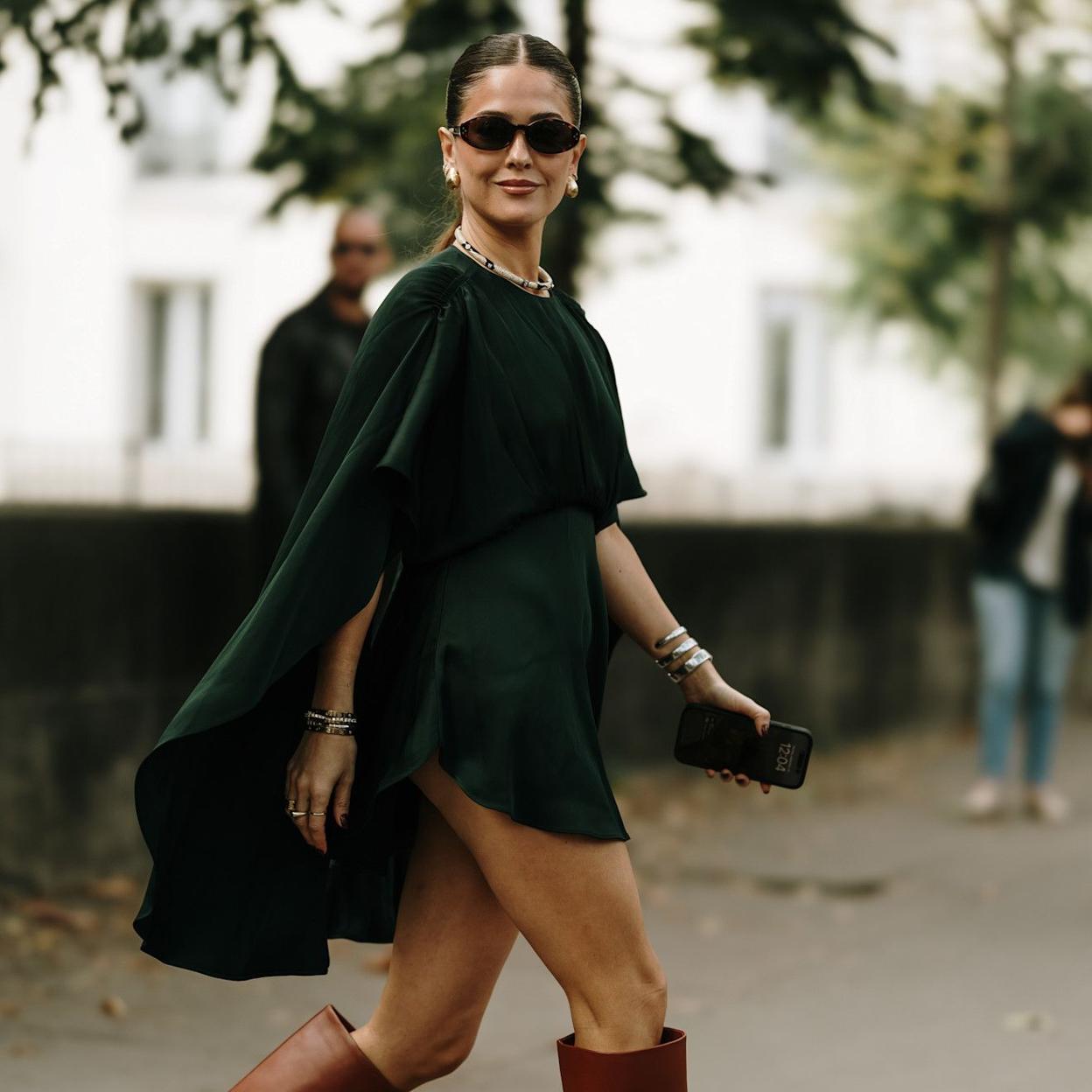 Influencer con vestido verde en el street style