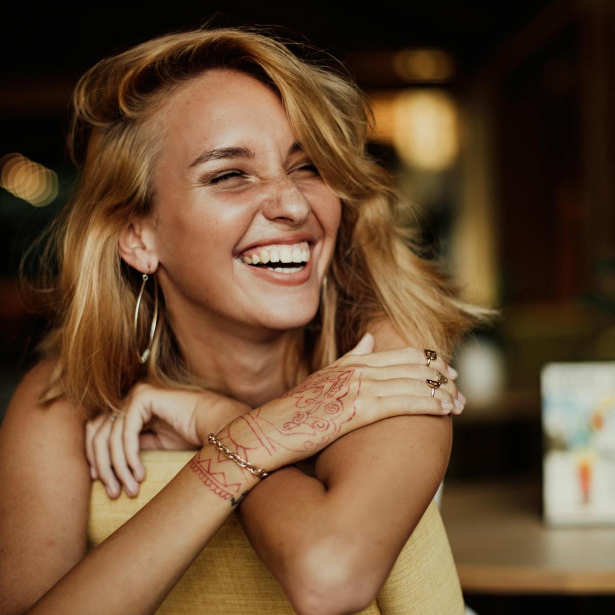 El físico es importante, pero existen ciertos rasgos de personalidad que aumentan tu atractivo. 