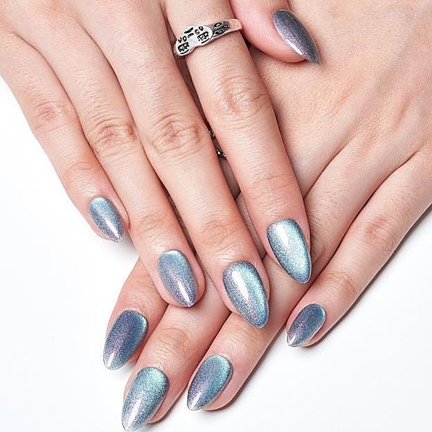 Uñas ojo de gato con brillo azul