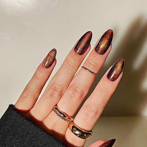Uñas ojo de gato en marrón oscuro