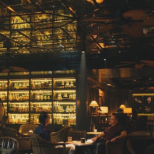 Walton Goggins y Sam Rockwell como Rick y Frank en una imagen de la tercera temporada de The White Lotus rodada en un hotel de la capital tailandesa, Bangkok.