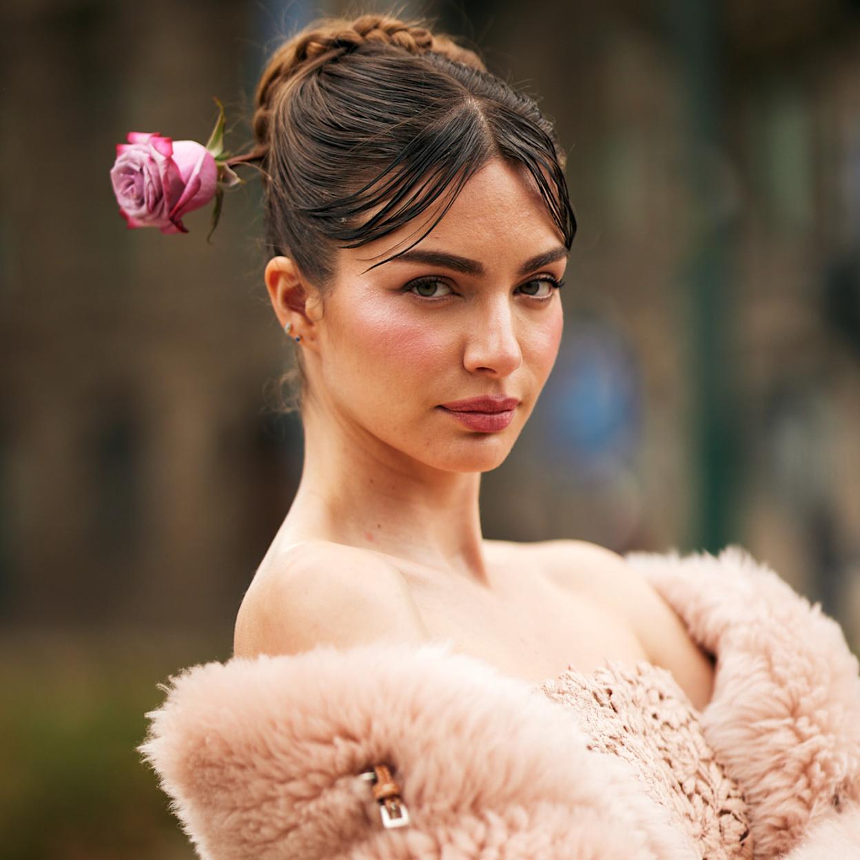 Mujer con rostro cuidado