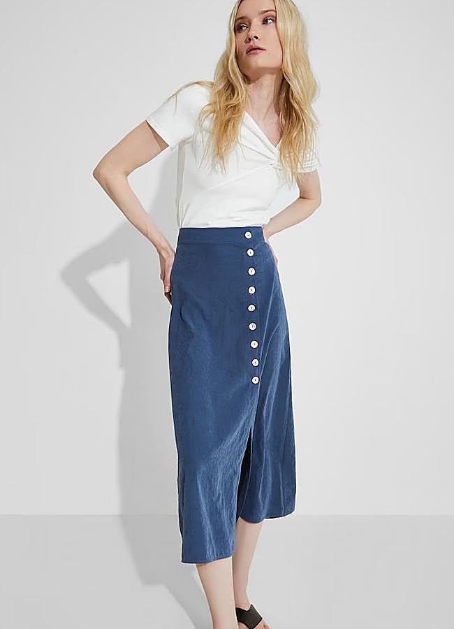 Imagen - Falda vaquera cruzada con botón joya de Naelle, 39,99 euros.