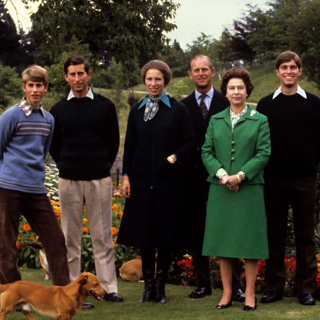 El duque de Edimburgo y la reina Isabel, junto a sus cuatro hijos. 