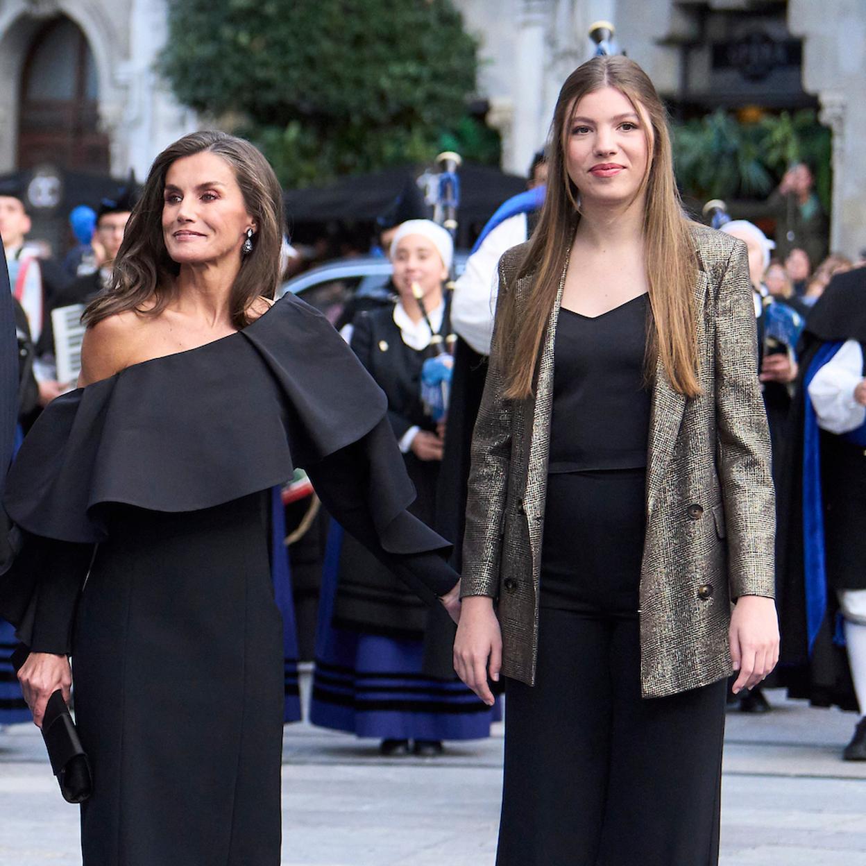 La infanta Sofía y la reina Letizia, fotografiadas en los Premios Princesa de Asturias 2024. 