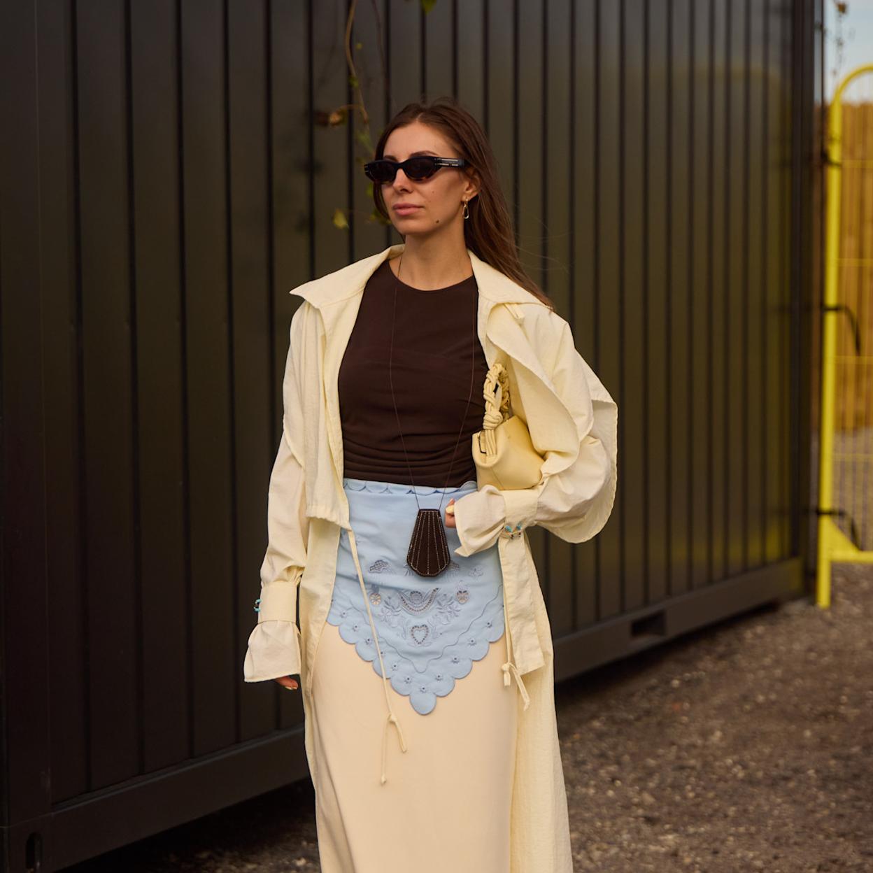 Llevar pañuelo a la cintura es la nueva microtendencia de primavera que aprueba Massimo Dutti