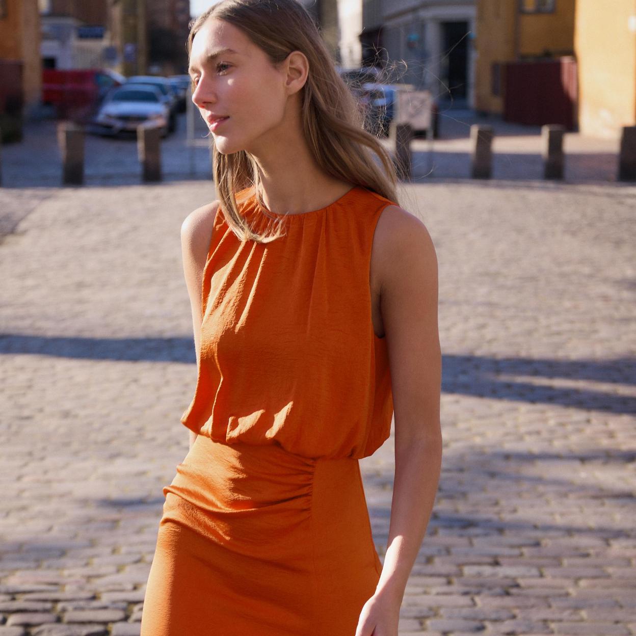 Los vestidos, en mil y una versiones, están por todas partes esta temporada. Estos dos los diseños más bonitos del momento.