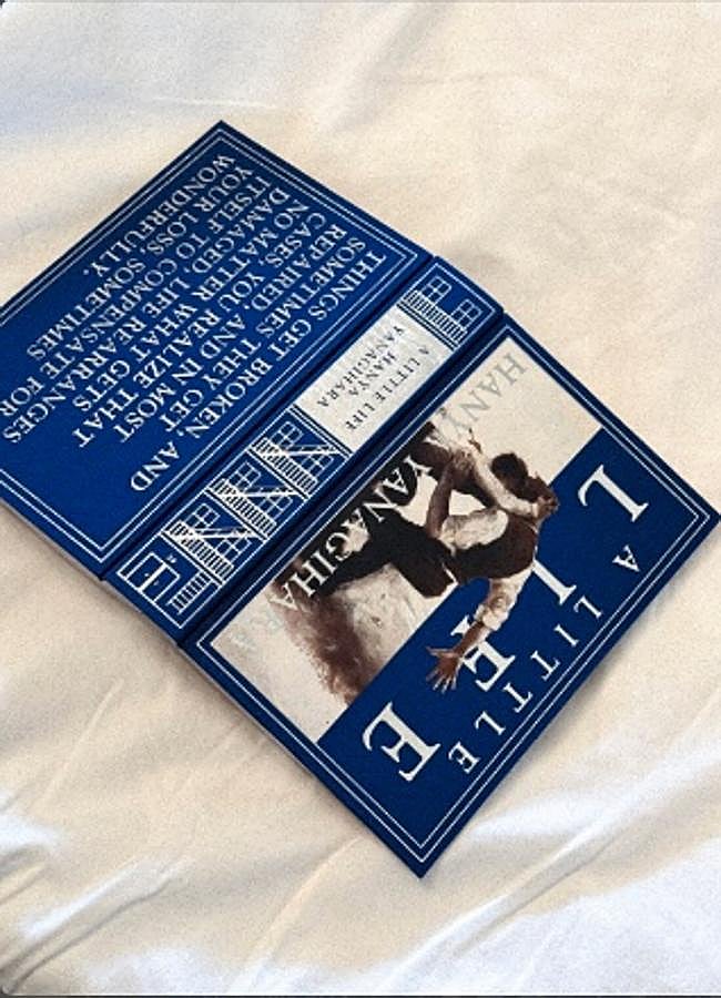 Imagen - Cubierta de Tan poca vida creada por Hawthorn and vine books que se puede comprar en Etsy. / DR 