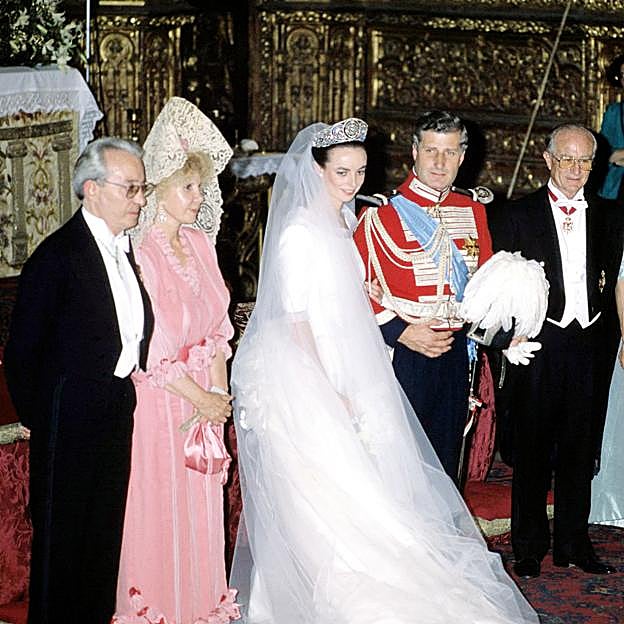 Carlos Fitz-James Stuart junto a Matilde Solis el día de su boda.