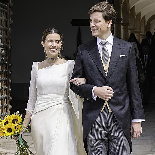 El vestido de novia clásico con detalles originales de Marta Elorduy en la boda que ha reunido a los Borbón-Dos Sicilias en Toledo