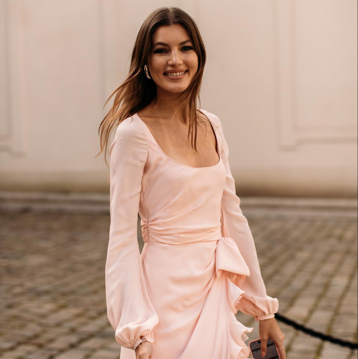 Mujer con vestido de primavera
