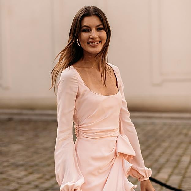 Todas mis amigas están alucinando con los vestidos de invitada de Zara