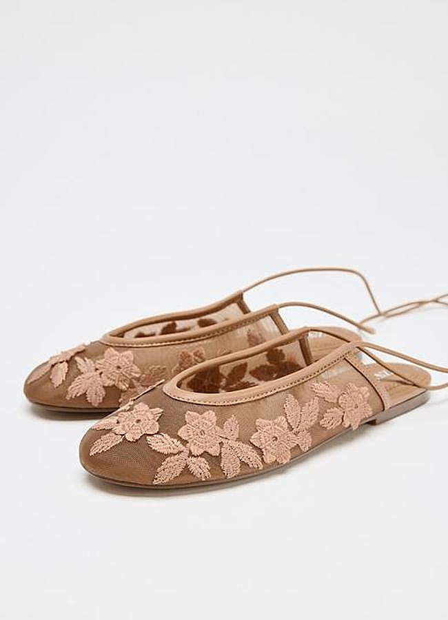 Imagen - Bailarinas bordadas con flores de Zara.