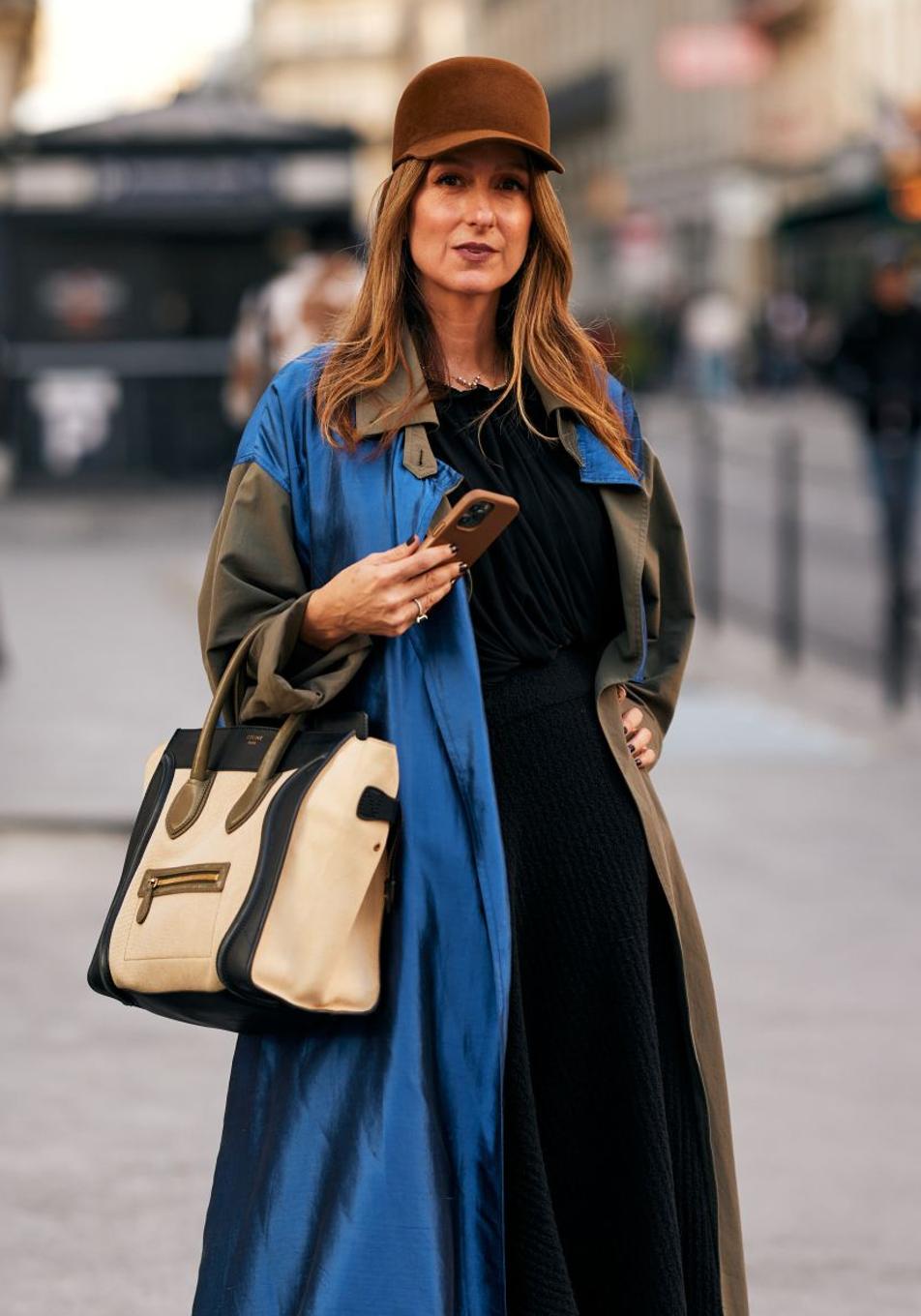 El bolso personalizado con iniciales que todas las famosas de más de 50 tienen en su armario