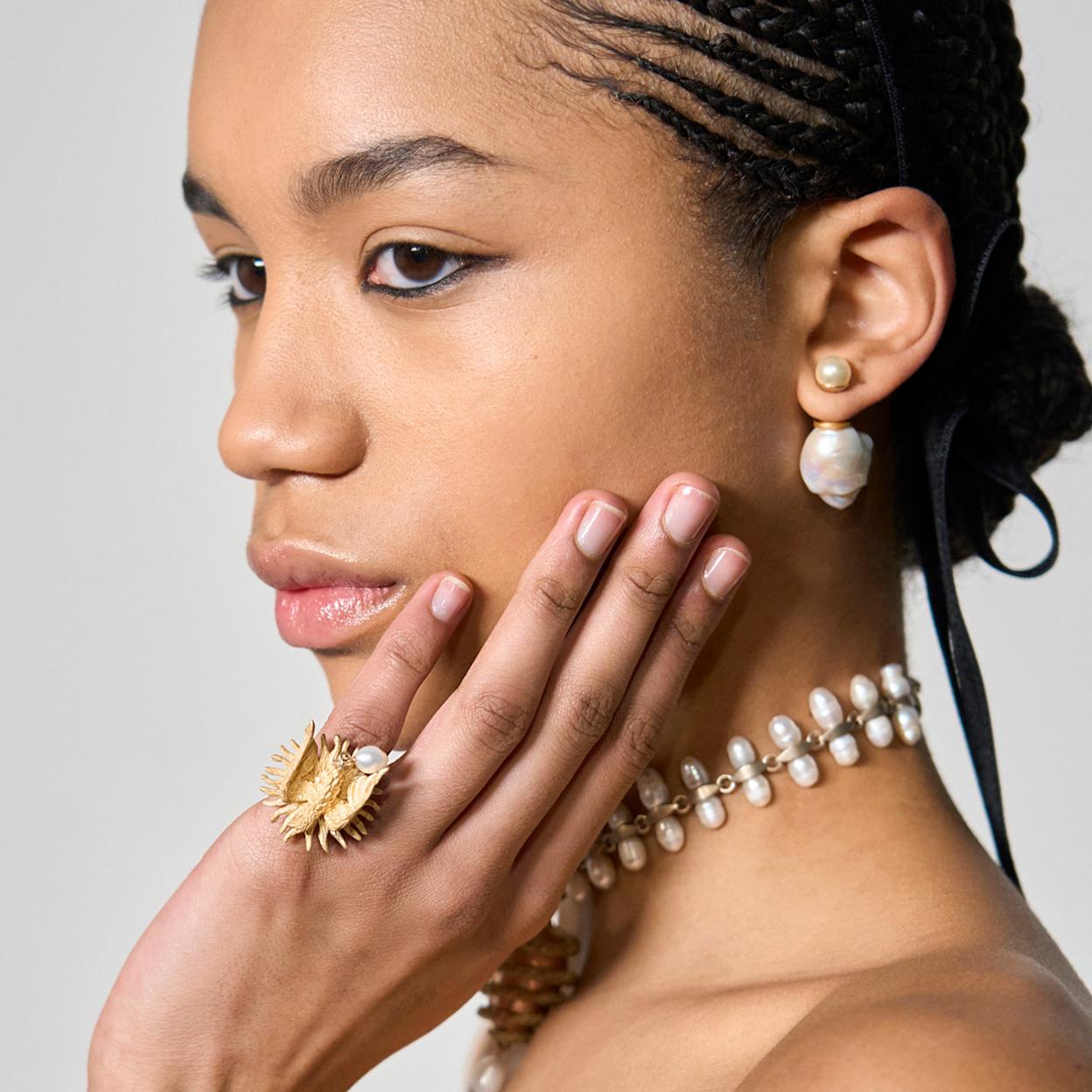 Las uñas con brillo son la alternativa perfecta si estás cansada de llevar colores intensos