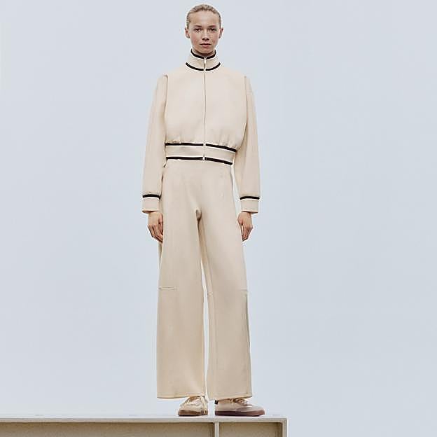 Mujer con un look deportivo. 