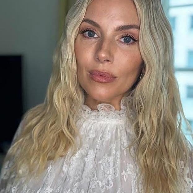 Sienna Miller con peinado de ondas boho