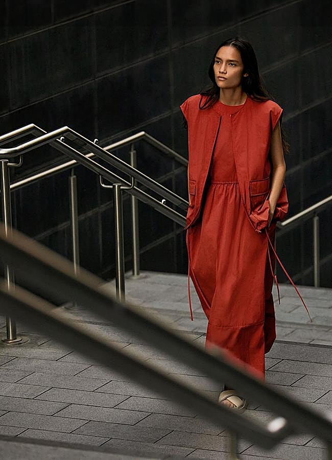 Imagen - Diseño en rojo de Clare Waight Keller para Uniqlo.