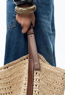 Imagen secundaria 2 - Bolso efecto yute personalizable de Zara (39,95 euros).