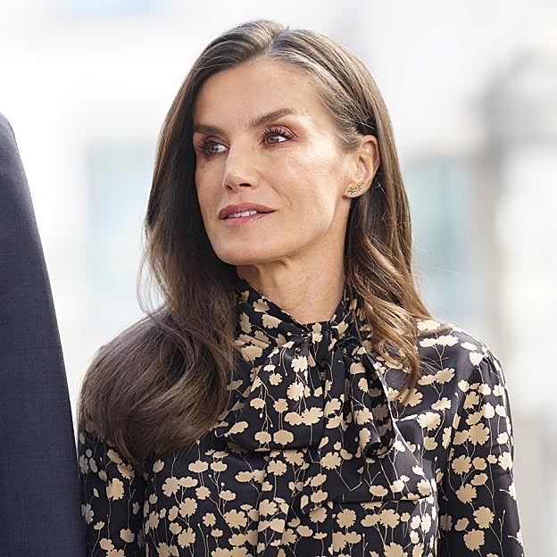 La reina Letizia, más seria que nunca, rescata el vestido de Massimo Dutti perfecto para entretiempo: con estampado floral y tejido vaporoso